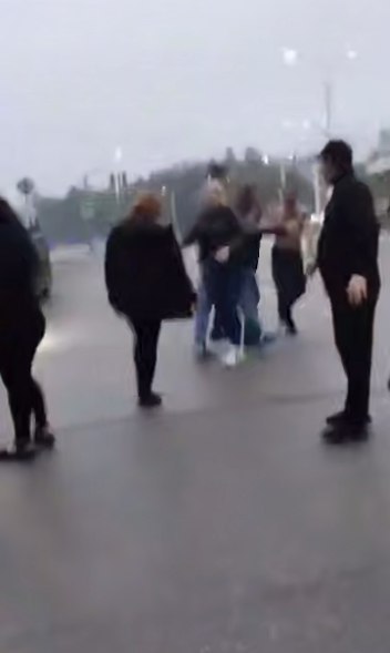 В Зее под стражу заключили местного жителя, который 31 мая во время массовой драки порезал мужчину и женщину Прокуратура Зейского района поддержала ходатайство органов предварительного расследования об избрании жителю г. Зеи меры пресечения в виде заключения под стражу. Его подозревают в хулиганстве. По версии следствия, ранним утром 31 мая 2025 года в районе площади имени А.М. Шохина между посетителями одного из ночных заведений произошла массовая драка. Один из участников, находясь в состоянии алкогольного опьянения, нанес ножом телесные повреждения женщине и мужчине. Задержанного заключили на время расследования на 2 месяц под стражу – до 1 августа 2025 года. Скриншот: Реклама
