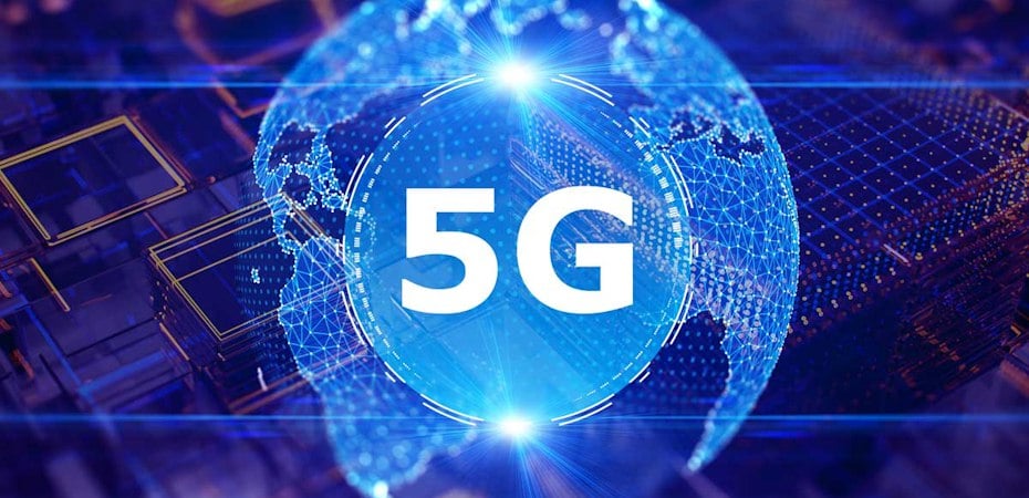 В России впервые запустили 5G на отечественном оборудовании  В павильоне «Умный город» на ВДНХ в Москве открылась пилотная зона 5G от МТС, впервые построенная на оборудовании, разработанном и собранном в РФ. Об этом сообщила пресс-служба Департамента информационных технологий Москвы  ДИТ .  В пилотной зоне используется оборудование от компании «Иртея». Оно показало среднюю скорость загрузки данных 1,3 Гбит/с, также отмечена крайне низкая задержка передачи сигнала даже в условиях сильной загруженности сети.  «Столичная 5G-лаборатория стала первой технологичной телеком-площадкой России, работающей на отечественном оборудовании. Это позволит разработчикам тестировать свои решения с использованием новейших российских базовых станций, а производителям оборудования 5G — получать обратную связь от отрасли», — заявил руководитель ДИТ Москвы Эдуард Лысенко.  На демо-стенде, помимо тестовой базовой станции «Иртея», были показаны различные устройства, работающие в сетях 5G, в том числе модемы и видеокамеры.