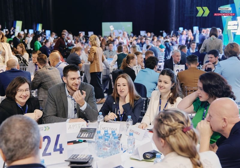 Более 600 управленцев из Омской области участвуют в конкурсе Лидеры России В шестом сезоне конкурса Лидеры России президентской платформы Россия страна возможностей зарегистрировались 632 участника из Омской области Всего же на конкурс подано 75 395 заявок Как отметил губернатор Виталий Хоценко конкурс уже доказал свою практическую ценность для региона В Омской области сегодня работают и финалисты и победители Лидеров России подчеркнул глава региона Сейчас участники проходят дистанционное тестирование управленческих компетенций по итогам которого будет сформирован командный рейтинг Онлайн полуфиналы запланированы на апрель май 2026 года финал летом