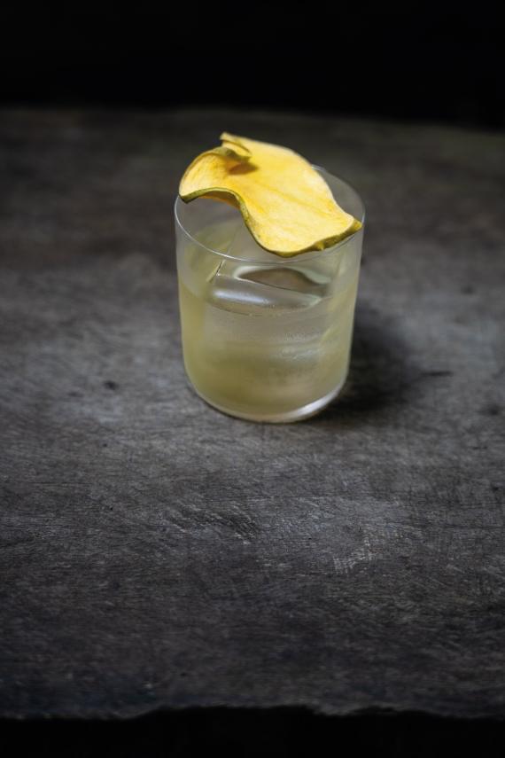 Бар Alquímico №10 в The World’s 50 Best Bars 2023 в Картахене представил новое меню Comunidad, посвящённое поддержке фермеров из ассоциации Asocoman. В каждом из восьми коктейлей используется ингредиент, выращенный одним из участников проекта, а часть прибыли идёт на установку систем хранения и очистки воды в их домах. Среди коктейлей — Cenizas с мескалем, апельсином, морита чили, хересом олоросо и угольным маслом, Albahaca с текилой, базиликом, лемонграссом и мёдом из сахарного тростника, Mango на джине с манго и паприкой или Ajonjolí на виски с кунжутной пастой и морковным кордиалом.