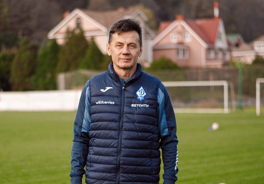 Горан Алексич завершил работу в махачкалинском Динамо покинув пост старшего тренера команды Сербский специалист сотрудничал с клубом в два периода С 2021 по 2023 год он возглавлял Динамо выиграл с командой турнир второго дивизиона и продолжил работу в Первой лиге В мае 2025 года Алексич вновь вошел в тренерский штаб заняв должность старшего тренера