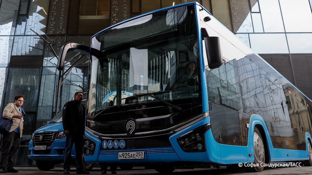 Ученые создали ИИ сервис для оптимизации маршрутов общественного транспорта сообщили ТАСС в пресс службе университета ИТМО Система анализирует существующие маршруты и предлагает рекомендации по их улучшению основываясь на данных градостроителей и инженеров Подпишись на ТАСС Наука