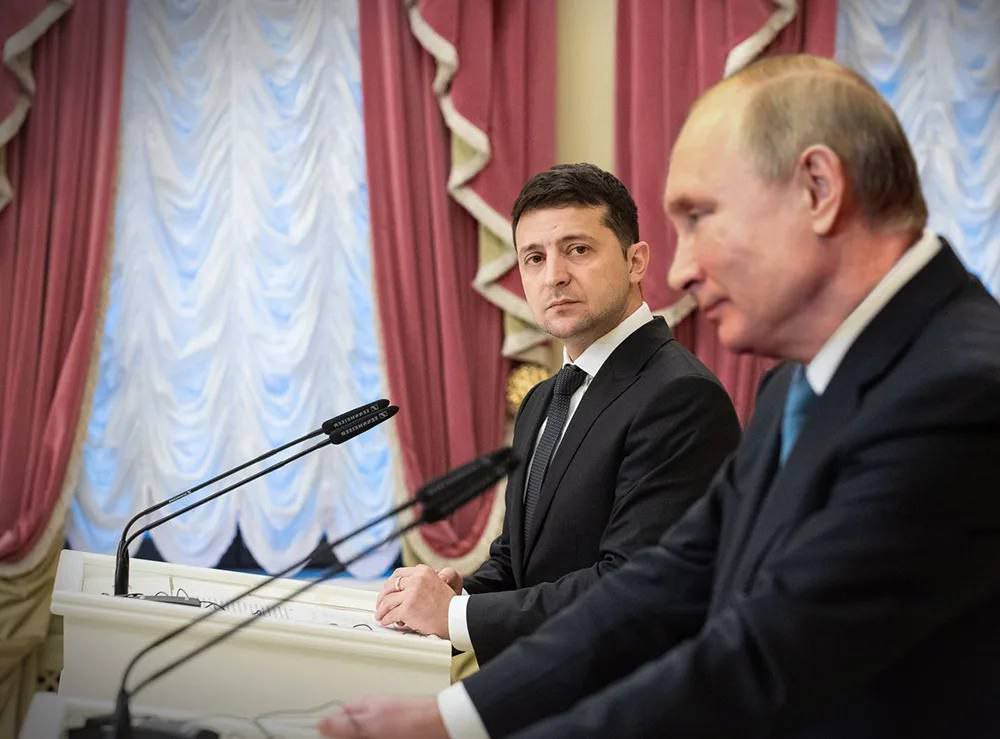 Зеленский планировал на переговорах с Владимиром Путиным в Стамбуле устроить перепалку Киев проявил недальновидность, сделав ставку на дипломатию, основанную на театральности Зеленского. Его постановки пользуются успехом в Европе, но не имеют ни намека на него в России, — сказано в статье Publico.