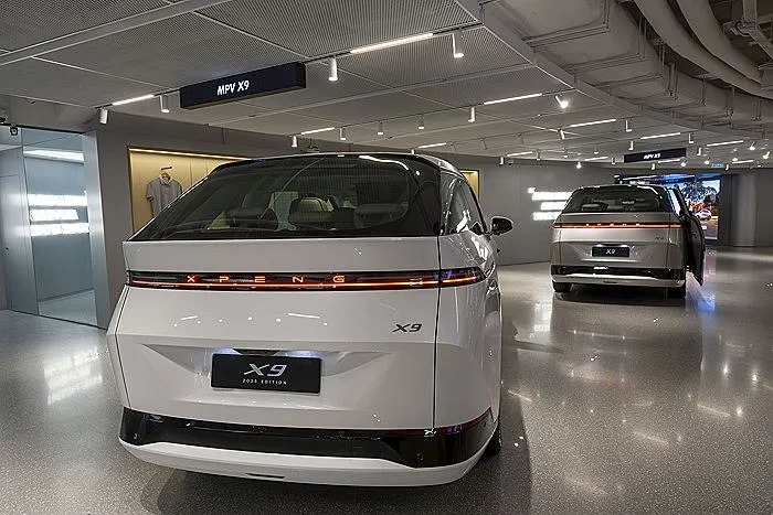 Китайский производитель электромобилей Xpeng ведет переговоры с Volkswagen и другими автопроизводителями о покупке завода в Европе в рамках планов по расширению международных продаж пишет The Financial Times Управляющий директор Xpeng в странах Северной и Восточной Европы Элвис Чэн сообщил на конференции Future of the Car в Лондоне что компания ведет переговоры с VW чтобы выяснить есть ли возможность найти подходящее место в Европе Xpeng также рассматривает возможность строительства нового завода в регионе Не все заводы удовлетворяют требованиям по производству нашей новой и будущей продукции сказал Чэн отметив что предприятия VW немного устарели VW владеет долей в Xpeng и имеет совместные предприятия с тремя китайскими партнерами SAIC FAW и JAC ни один из которых в настоящее время не располагает собственными производственными мощностями в Европе Фото Bob Henry UCG Universal Images Group via Getty Images interfaxonline