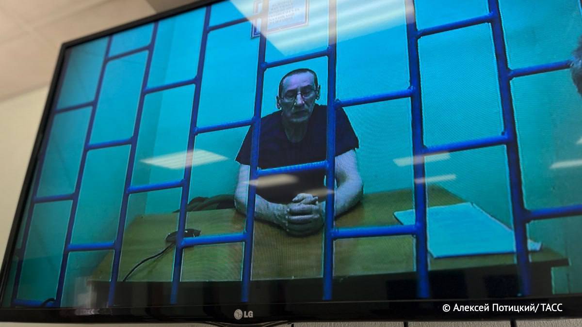 Дело режиссера и актера из Новосибирска Виктора Мосиенко, обвиняемого в госизмене, начал рассматривать суд По видеосвязи из СИЗО-3 в Белгородской области Мосиенко заявил, что с самого начала задержания давал признательные показания и во всем раскаивается. С обвинениям режиссер согласен, передает из зала суда ТАСС. По версии следствия, 64-летний бывший новосибирский актер Мосиенко готовил диверсию на ж/д путях в Белгородской области по заданию представителей «Легиона “Свобода России”» . Ему грозит пожизненный срок. признана террористической и запрещена в РФ