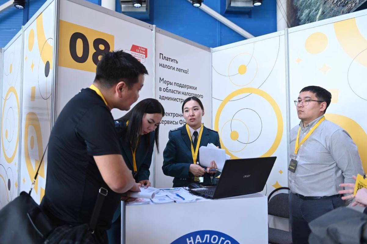 Узнайте о налоговых изменениях первыми В Улан Удэ 15 декабря пройдет Единый день консультаций для предпринимателей Бурятии Ключевым мероприятием станет Налоговая конференция Что вас ждет подробный разбор изменений в налоговом законодательстве вступающих в силу с 2026 года с комментариями специалистов Федеральной налоговой службы разъяснения по изменениям ставки налога на добавленную стоимость НДС информация о новых возможностях и особенностях специальных налоговых режимов включая обновлённую версию упрощённой системы налогообложения авто УСН возможность задать любые вопросы специалистам налогового ведомства и получить консультации по индивидуальным ситуациям вашего бизнеса Участие в Налоговой конференции позволит вам своевременно подготовиться к предстоящим изменениям и минимизировать возможные риски для своего бизнеса Напомним что также в программе Единого дня консультаций Планерное заседание с Главой Республики Бурятия А С Цыденовым Прокурором Республики Бурятия М Ю Филичевым Зампредом Правительства Бурятии В В Сухоруковым и Уполномоченным по защите прав предпринимателей Ч С Матхеевым Оно пройдет с 13 00 до 14 00 А в течение дня с 10 00 до 16 00 вы сможете задать интересующие вас вопросы и получить разъяснения по новым требованиям контрольно надзорных органов мерам государственной поддержки а также правовым аспектам ведения бизнеса На мероприятии будут работать эксперты более 20 ведомств Не упустите возможность повысить свою правовую грамотность и выработать эффективные решения для дальнейшего развития своего бизнеса Приходите на Единый день консультаций Регистрация по ссылке