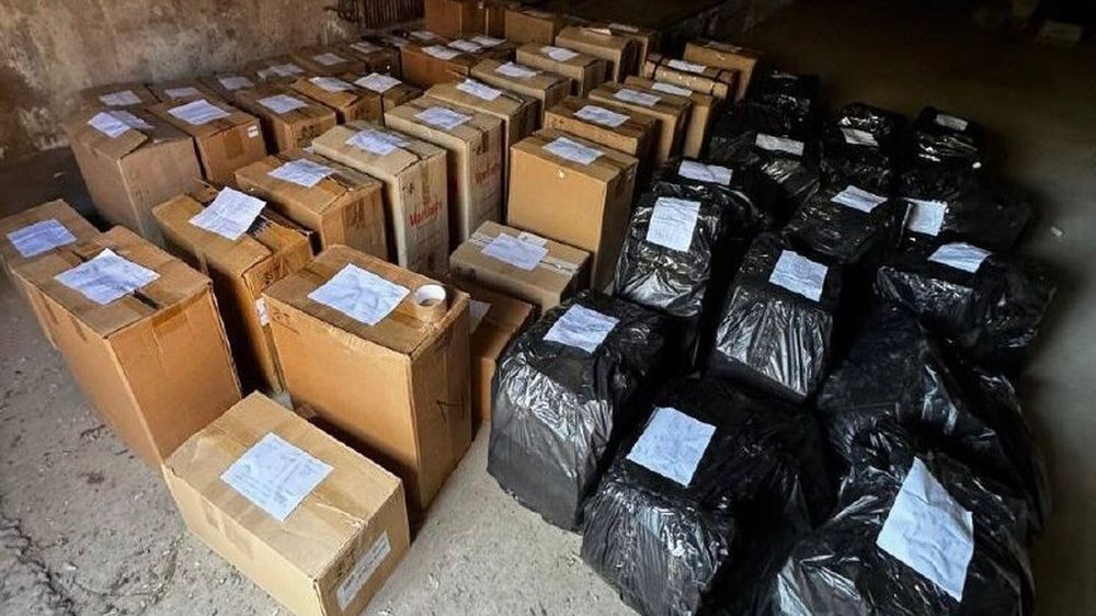 Предпринимательница из Крыма осуждена за приобретение для продажи сигарет без акцизов Жительница Ленинского района Крыма оштрафована за покупку крупной партии немаркированного табака для перепродажи. В ходе судебного разбирательства было установлено, что предпринимательница приобрела крупную партию табачных изделий без акцизных марок. Она хранила их в своих гаражах с целью последующей продажи. Незаконная сделка была пресечена сотрудниками полиции. Суд назначил нарушительнице штраф в размере 470 тысяч рублей. В целях обеспечения исполнения судебного решения, суд наложил арест на ее автомобиль.... Подробнее>>>