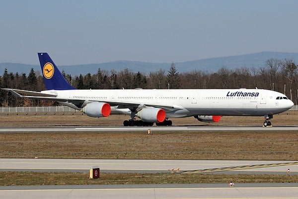 Lufthansa намерена прекратить рейсы из Франкфурта в Пекин  Крупнейшая авиакомпания Германии Lufthansa планирует прекратить выполнение рейсов из Франкфурта-на-Майне в Пекин. Причиной этому, среди прочего, являются санкции против России. Об этом сообщает ТАСС со ссылкой на журнал Der Spiegel.  После введения санкций ЕС РФ закрыла свое воздушное пространство для большинства европейских авиакомпаний. Другие авиаперевозчики, такие как Turkish Airlines или авиакомпании Персидского залива Emirates, Etihad и Qatar Airways, могут продолжать пользоваться российским воздушным пространством. Lufthansa, однако, вынуждена летать южнее российского воздушного пространства, что увеличивает время полета примерно на два часа. В настоящее время авиакомпания эксплуатирует на рейсах самолеты Airbus A340-300, которые потребляют сравнительно большое количество топлива, поэтому облет также приводит к значительно более высоким затратам, указывает журнал.  aviaru.net/n275971