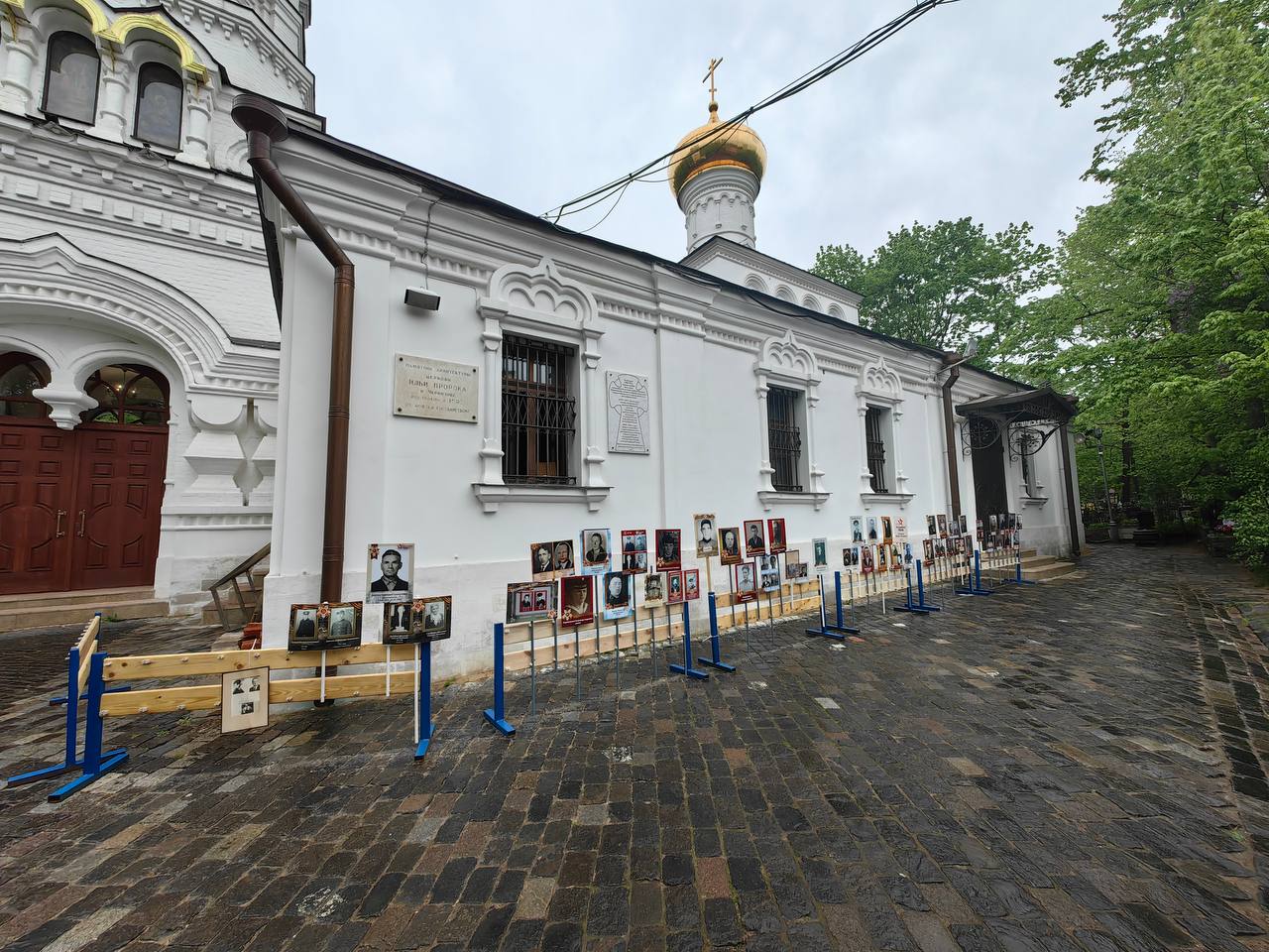 Вдоль Илиинского храма установлены портреты с участниками Великой Отечественной войны, которые принесли прихожане в рамках ежегодной акции «Бессмертный полк прихода». Если вы не успели передать портреты своих ветеранов, приносите их в церковную лавку. Экспозиция будет дополняться по мере необходимости. Помним и гордимся подвигом народа-победителя! С 80-летием Великой победы, братья и сестры.