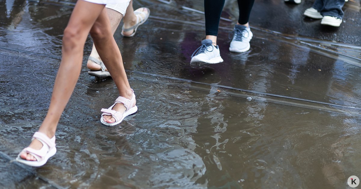 В Индии 29 октября пройдёт первый искусственный дождь Искусственный дождь пытались вызвать в Нью Дели Впервые в Дели завершена подготовка к созданию искусственного дождя путём засева облаков что стало важной технологической вехой в борьбе столицы с загрязнением воздуха В четверг эксперты успешно провели эксперимент в районе Бурари написала главный министр национального столичного округа Дели Рекха Гупта Если погода останется благоприятной 29 октября в Дели вероятно пройдёт первый искусственный дождь Так правительство хочет очистить воздух столицы и сбалансировать окружающую среду