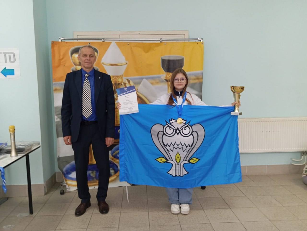 Победа в шахматах ямальская спортсменка стала первой на Детском Кубке России Мария Иванова из Нового Уренгоя заняла первое место среди девушек до 15 лет Занимается шахматистка в спортшколе имени К Еременко Тренер Евгений Левченко Детский Кубок России Приз Федерации шахмат Ленинградской области состоялся с 20 по 27 октября в Тосно Соревнования собрали 137 юных шахматистов из 13 российских регионов Поздравляем ЯмалСпорт Шахматы Ямал Спорт Мы в MAX