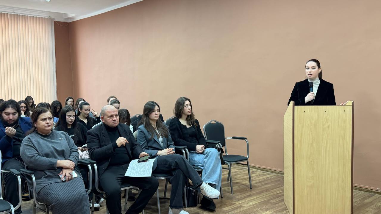 Диалог о единстве в преддверии Дня Конституции РФ представители Избирательной комиссии РСО Алания приняли участие в работе круглого стола В эти минуты завершается телемост связавший Осетию Дагестан и Запорожскую область Мероприятие организатором которого выступил Координационный центр по вопросам формирования у молодежи активной гражданской позиции предупреждения межнациональных и межконфессиональных конфликтов противодействия идеологии терроризма и профилактики экстремизма при СОГУ было посвящено конституционным принципам укрепления гражданской идентичности и межнационального согласия Этот важный диалог объединил студентов и преподавателей Северо Осетинского государственного университета имени Коста Левановича Хетагурова Дагестанского государственного университета и Мелитопольского государственного университета От Избирательной комиссии Республики Северная Осетия Алания в работе круглого стола приняли участие Секретарь комиссии Мариэта Гариевна Казахова и начальник организационно методического отдела аппарата Елена Цалиева Мариэта Гариевна выступила с докладом на тему Реализация конституционных принципов равенства и народовластия через избирательный процесс опыт Республики Северная Осетия Алания в укреплении гражданской идентичности Основная идея выступления Избирательный процесс в многонациональной республике это не просто техническая процедура а практическое воплощение конституционного принципа равного гражданства Именно через общее справедливое и прозрачное участие в выборах крепнет чувство принадлежности к единому российскому народу Подобные встречи это ценный обмен опытом и живое обсуждение того как фундаментальные законы страны работают на укрепление нашего общего будущего Избирком15 ДеньКонституции КонституцияРФ РСОАлания Телемост СОГУ ДГУ МГУ ГражданскаяИдентичность Народовластие