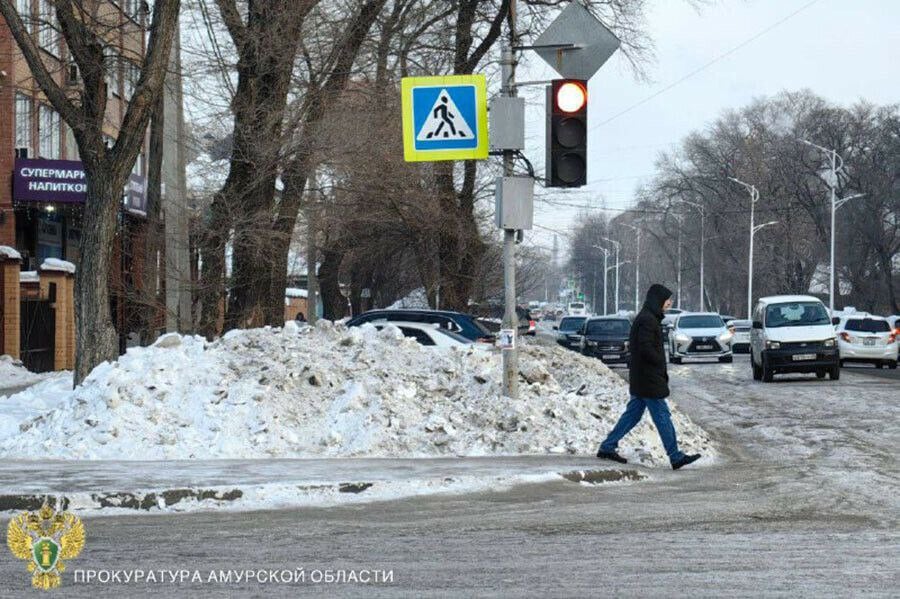 Прокуратура Амурской области продолжает добиваться привлечения к ответственности лиц в связи с ненадлежащим содержанием дорог в зимний период. Проверками, проведенными после окончания снегопада, на территории Благовещенска выявлены участки дорог, которые не очищены от снега и наледи, скользкость не ликвидирована. За это наказаны руководители города – мэр и его заместитель.  За указанные нарушения по постановлению первого заместителя прокурора области Дениса Герасимова к административной ответственности за несоблюдение требований по обеспечению безопасности дорожного движения при содержании дорог  ч. 1 ст. 12.34 КоАП РФ  с назначением наказания в виде штрафа в 20 тысяч рублей ранее был привлечен заместитель мэра Благовещенска Александр Воронов.  Однако меры по ликвидации последствий снегопада на автомобильных дорогах города мэрия должным образом так и не приняла. Поэтому было возбуждено аналогичное дело уже в отношении мэра Благовещенска Олега Имамеева.  В среду, 25 декабря, рассмотрев материалы дела, мировой судья согласился с позицией прокуратуры и назначил Олегу Имамееву штраф в размере 20 тысяч рублей. Прокуратура области контролирует фактическое устранение нарушений.