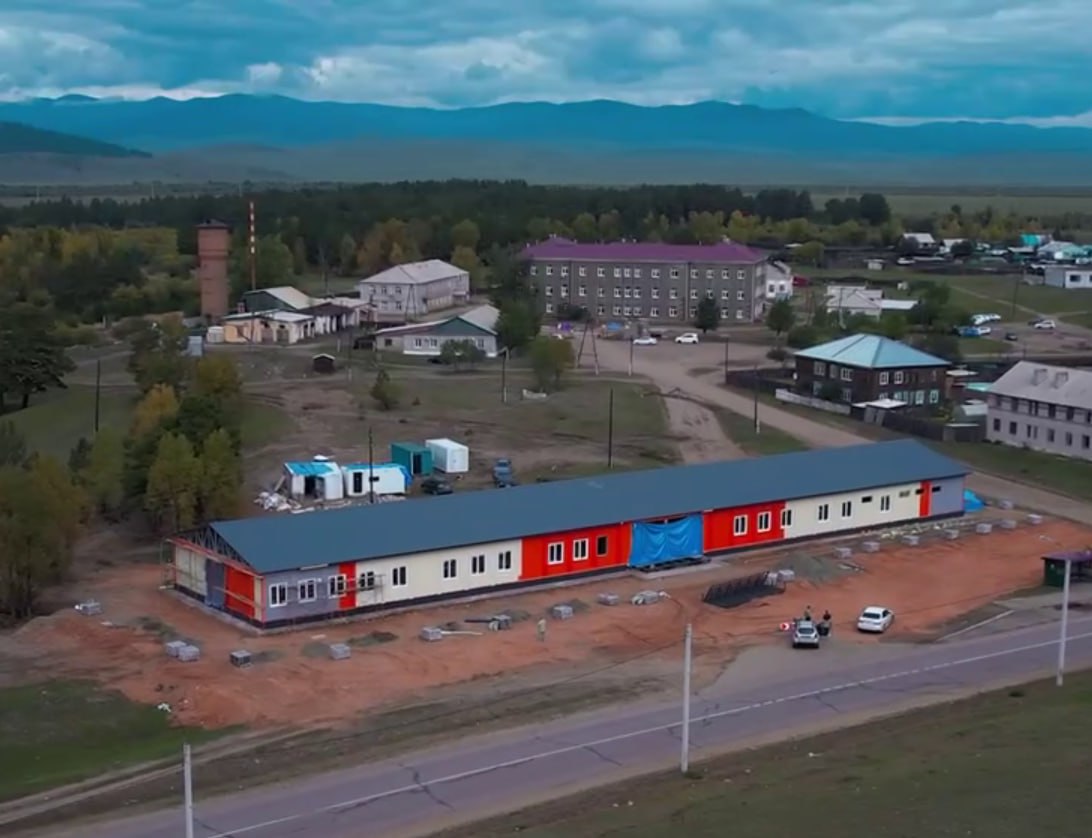 В селе Хоринск продолжается возведение новой поликлиники по нацпроекту Продолжительная и активная жизнь Это быстровозводимое сооружение из модульных конструкций оно готово уже на 60 Новое медучреждение станет частью Хоринской ЦРБ Подробнее на Бабре бурятия bur24