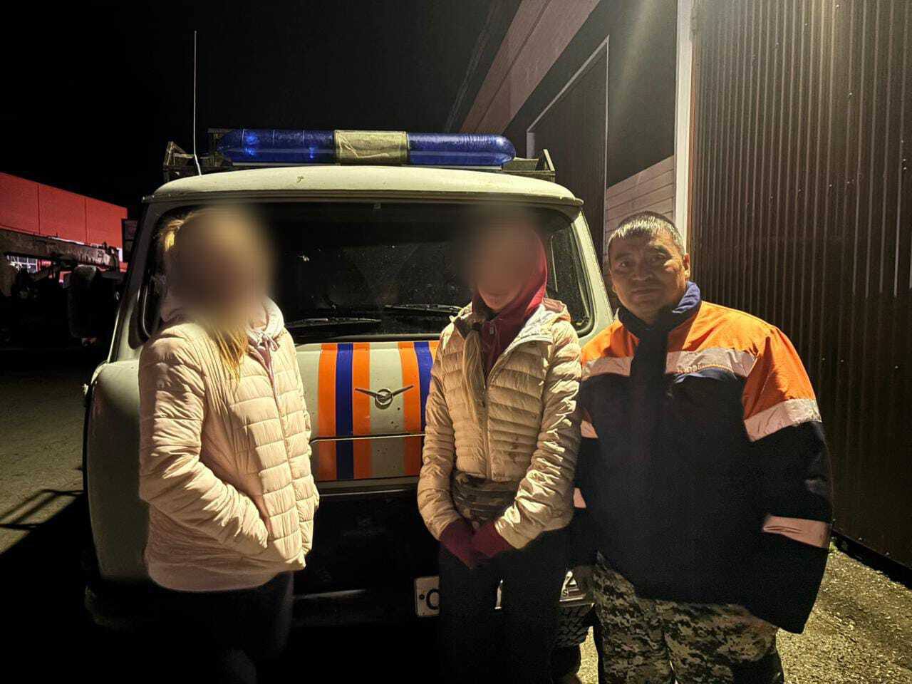 В Белорецком районе спасатели помогли туристам заблудившимся на Айгирских скалах Айгирские скалы круглый год привлекают туристов своей природой и красивыми видами Но из за сложной местности даже опытные туристы могут столкнуться с трудностями а для неподготовленных путешественников это может стать серьёзным испытанием Вчера вечером помощь спасателей понадобилась двум подругам из Ижевска которые решили подняться на Айгирские скалы но спуститься обратно у них не получилось девушки сбились с тропы и заблудились в лесу Уже темнело и решив не рисковать подруги позвонили в экстренные службы Спасатели Госкомитета РБ по ЧС объяснили девушкам как отправить геолокацию и предупредили чтобы они оставались на месте пока их не найдут Благодаря полученным координатам спасатели быстро обнаружили потеряшек после чего на квадроцикле вывезли их из леса до села Инзер а оттуда на оперативной машине сопроводили до города Белорецк Уважаемые жители и гости республики Перед любым походом даже кратковременным изучите маршрут зарядите средства связи и подготовьте необходимое снаряжение Госкомитет РБ по ЧС БашПрирода