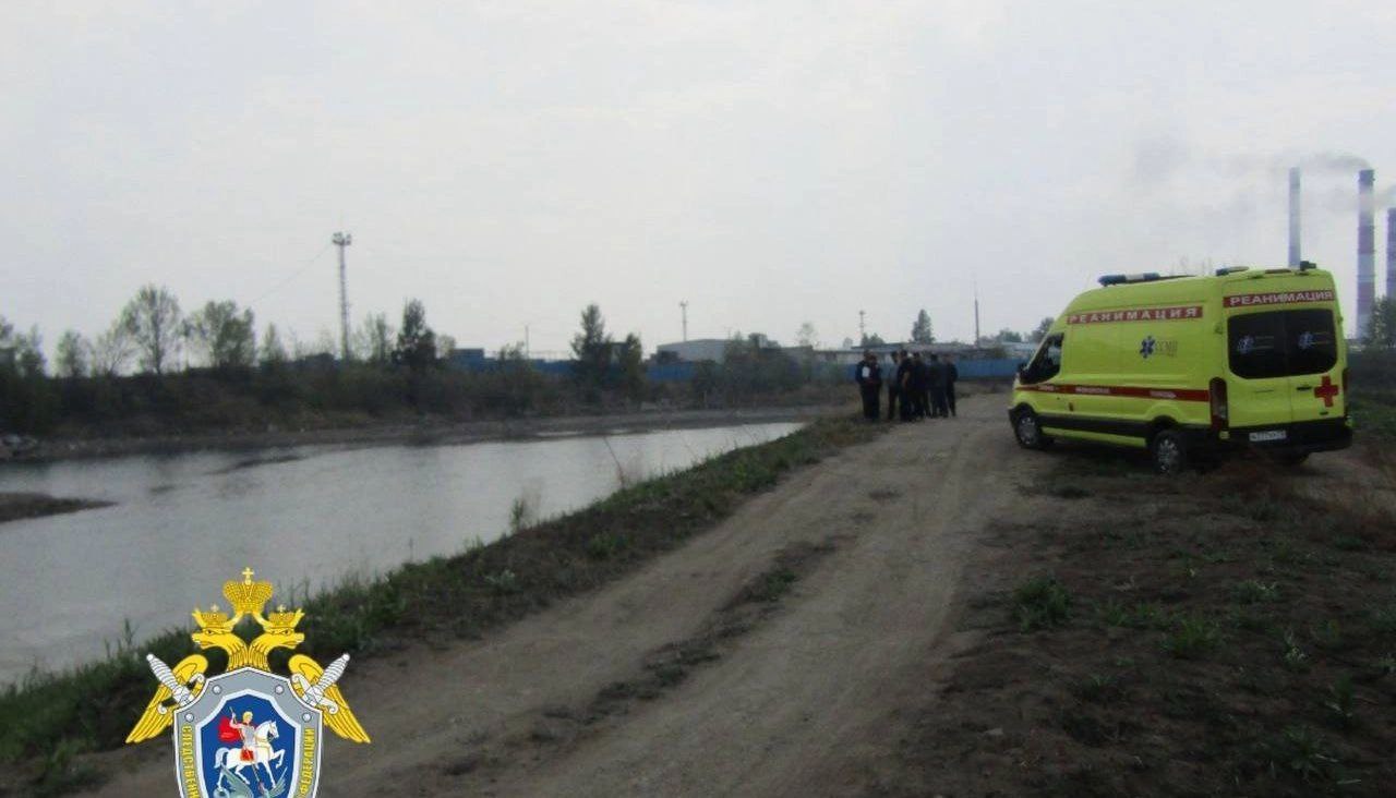 СК раскрыл подробности гибели мальчика на водоёме в Чите Следователи СК возбудили уголовное дело по факту гибели 10-летнего мальчика на искусственном водоёме около озера Кенон в Чите. Об этом 9 июня Lenta75.ru сообщили в пресс-службе Следкома Забайкалья. - По версии следствия, 8 июня 10-летний мальчик без разрешения родителей ушёл на озеро Кенон, где по время купания утонул, - уточнили в ведомстве. Следователи осмотрели место происшествия и допросили родителей ребенка. Назначено производство судебной медицинской экспертизы.