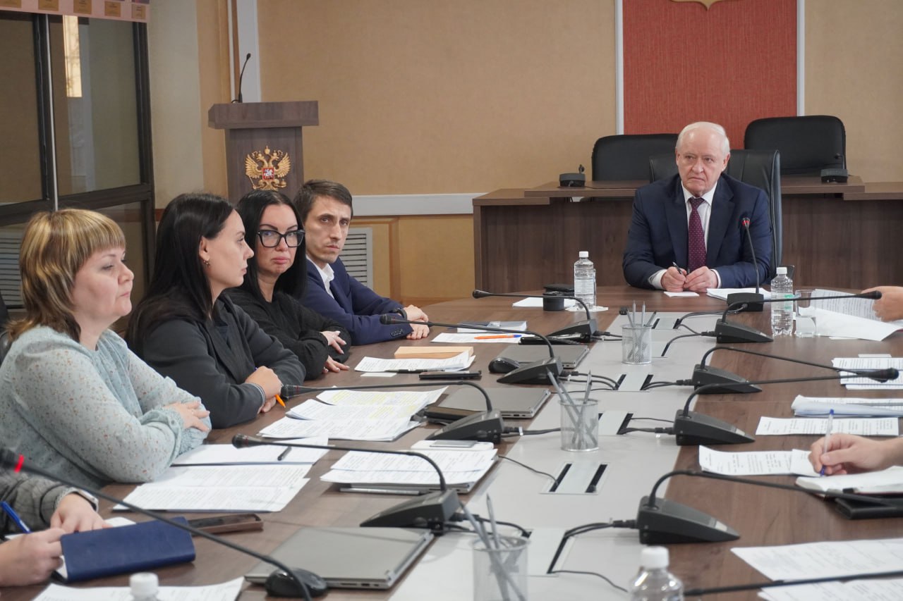 Рынок труда и исполнение поручений Губернатора на контроле Ситуация на рынке труда в Нижневартовском районе остается стабильной и находится на постоянном контроле администрации Уровень регистрируемой безработицы составляет 0 03 самый низкий показатель среди муниципалитетов Югры В округе в среднем этот показатель составляет 0 2 по стране 2 2   По словам главы района Бориса Саломатина это результат системной работы с работодателями и эффективного исполнения государственной программы Поддержка занятости населения План по трудоустройству выполнен почти на 100 заключено более 98 договоров от годового объема финансирования трудоустроено 516 человек включая молодежь инвалидов и представителей коренных малочисленных народов Севера Продолжается выполнение поручения губернатора Югры Руслана Кухарука по опережающим закупкам механизм который обеспечивает готовность муниципалитета к следующему финансовому году По состоянию на середину октября выполнено уже 60 совокупного годового объема закупок на 2026 год что соответствует установленному показателю Глава района поручил провести дополнительное совещание с заказчиками района которые нарушают сроки плана графика закупок и принять решения по исполнению этих планов Важно не просто выполнить поручение а понять где возникают сбои и устранить их Опережающие закупки это инструмент стабильности который напрямую влияет на реализацию нацпроектов и развитие социальной инфраструктуры района подчеркнул Борис Саломатин