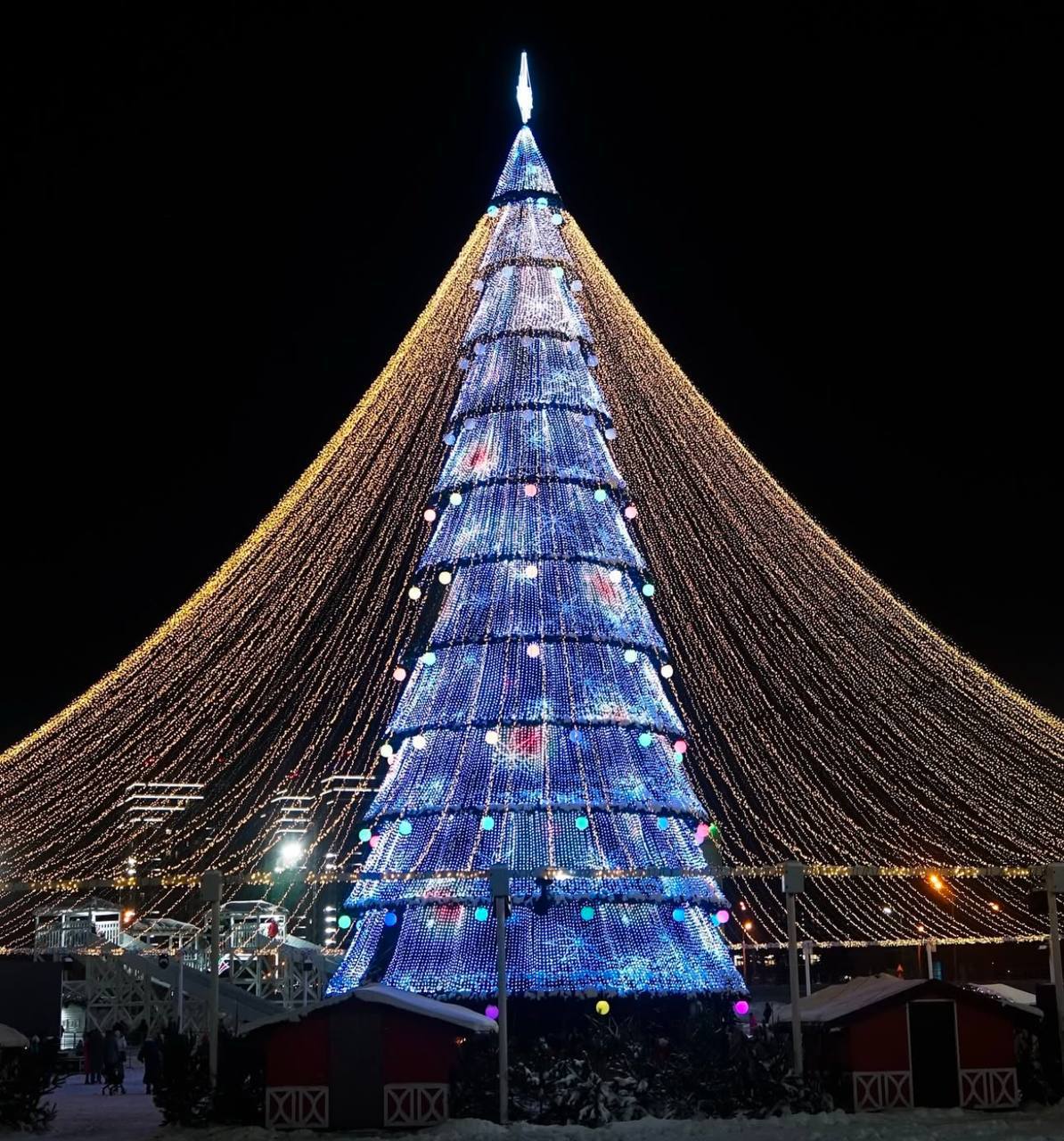 Главная елка у Чаши откроется 23 декабря в 18 00 хедлайнерами станут Хопелес Майкрайз духовой оркестр Just Brass и артисты Казанской филармонии Рядом развернется новогодняя ярмарка