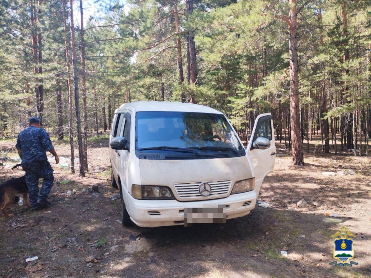 В Бурятии похитителя водителя грузовика задержали у кафе 51-летний улан-удэнец задержан по подозрению в похищении водителя большегруза, которое произошло 25 июля у придорожного кафе в Иволгинском районе. Потерпевший сообщил, что неизвестные насильно посадили водителя в автомобиль и увезли. В ходе оперативно-розыскных мероприятий сотрудники уголовного розыска МВД по Республике Бурятия задержали одного из предполагаемых похитителей. Найден и автомобиль, возможно, причастный к преступлению. Следствие устанавливает все детали произошедшего и разыскивает сообщников.