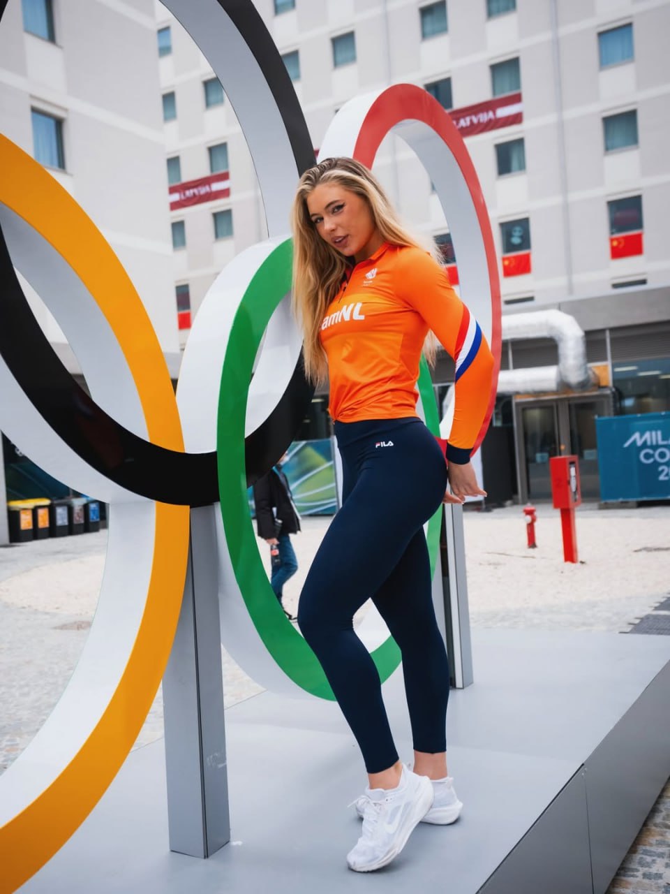 Ютта Лердам заработала солидную сумму за демонстрацию бюстгальтера на Олимпиаде Конькобежка из Нидерландов после завоевания золотой медали на дистанции 1000 метров расстегнула гоночный костюм чтобы продемонстрировать белое нижнее белье от известного спортивного бренда Daily Mail пишет что подобная акция могла пополнить кошелек Лердам на сумму более миллиона долларов Подписывайтесь на РИА Новости Спорт в MAX