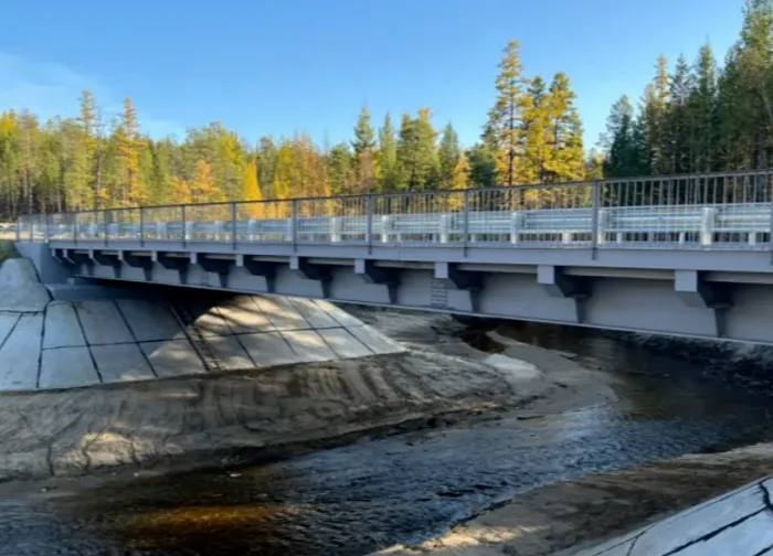 Якутия и Приморье получат дополнительно 280 миллионов рублей на развитие инфраструктуры Республика Саха Якутия и Приморский край дополнительно получат более 280 млн рублей на развитие инфраструктуры Соответствующее распоряжение подписано премьер министром страны Михаилом Мишустиным Федеральные средства доведут до регионов в конце 2025 года сообщили в Правительстве Российской Федерации Согласно распоряжению Якутия получит получит 207 6 млн рублей а Приморский край 72 4 млн рублей Правительство РФ софинансирует реализацию планов соцразвития центров экономического роста регионов ДФО на регулярной основе с 2018 года Такая поддержка осуществляется по поручению Президента Российской Федерации Владимира Путина Благодаря ей в дальневосточных регионах реализуется множество проектов связанных с модернизацией и строительством социальной инфраструктуры и инфраструктуры территорий опережающего развития возведением жилья по программе Дальневосточный квартал обновлением технологической базы промышленных предприятий и предприятий сферы жилищно коммунального хозяйства в городах и посёлках В федеральном бюджете на 2026 2028 годы на эти цели запланировано выделение более 111 млрд рублей уточнили в Правительстве Российской Федерации единаяроссия сахасирэ ольгабалабкина мыработаем россия якутия арктика экология арктическаяякутия Подписывайтесь на канал   t me balabkinaov