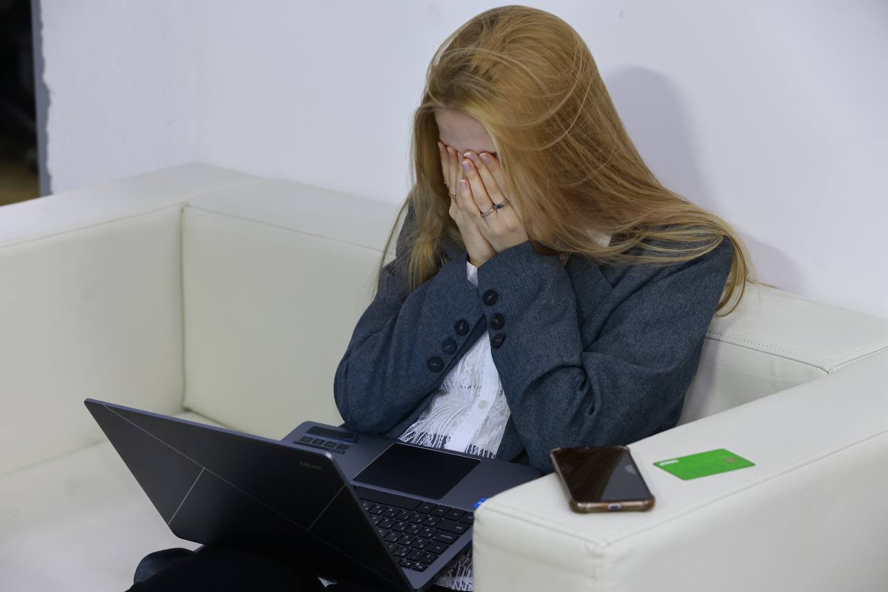 В Приморье 18-летняя студентка оформила на своих родителей кредитные карты и перевела мошенникам 368 тысяч рублей Жертвой мошеннической схемы стала 18-летняя студентка из Уссурийска. Аферисты провернули план, где лже-почтальон и сотрудник банка окончательно затуманили сознание девушки. Поверив убедительным жуликам, она оформила на родителей кредитные карты на сумму 368 тысяч рублей и перевела деньги обманщикам. В полиции девушка рассказала, что ей поступил звонок от неизвестного, который представился сотрудником Почты России и попросил подтвердить адрес доставки заказного письма на ее имя. Девушка перешла по пересланной незнакомцем ссылке, после чего ей позвонил якобы сотрудник банка. Он сообщил о том, что мошенники получили доступ к персональным данным и пытаются оформить кредит на имя родителей девушки. Студентка перепугалась не на шутку, а далее — как в тумане. При помощи лже-сотрудника банка с телефонов родителей оформила кредитные карты сумму 368 тысяч рублей и перевела их на подконтрольный аферистами счет. Админу