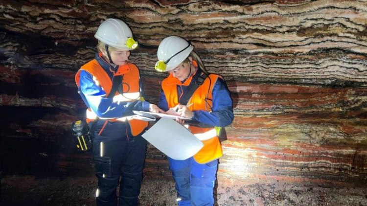 На руднике в Березниках временно приостановлено ведение горных работ из за угрозы обрушения   vesti perm ru publications bf26536b 2406 4588 92ae 3bce34f6c828 В Березниках судебные приставы спустились в шахту калийного комбината чтобы приостановить ведение горных работ на опасном производственном объекте В ходе проверки Ростехнадзора было установлено что на одном из производственных участков где осуществляется отбойка горной массы используется тип крепления кровли не обеспечивающий устойчивость горных выработок В связи с этим на всем пути обследования были выявлены обрушения вывалы горных пород и трещины разрушающие целики Суд постановил на 30 суток приостановить ведение горных работ проблемном на участке При этом основная деятельность рудника продолжится Как сообщили в пресс службе ГУ ФССП России по Пермскому краю судебные приставы будут контролировать отсутствие работ только на указанном в исполнительном документе объекте