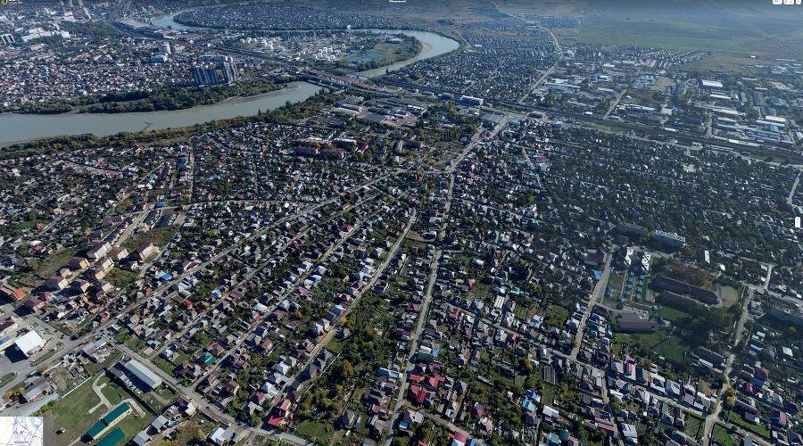 Глава Адыгеи предложил присвоить Яблоновскому статус города Мурат Кумпилов отметил, что за последние годы населенный пункт преобразился, расширился и сейчас в числе опорных. «Назрела необходимость выходить на следующий уровень — присвоить поселку статус города. Такое решение придаст мощный импульс развитию не только района, но и всей республики. Численность населения и созданная инфраструктура только усиливают потенциал территории для дальнейшего роста», — заявил Кумпилов. В дополнение к этому глава региона предложил присвоить Яблоновскому новое название. Подписаться: , связь с редакцией: