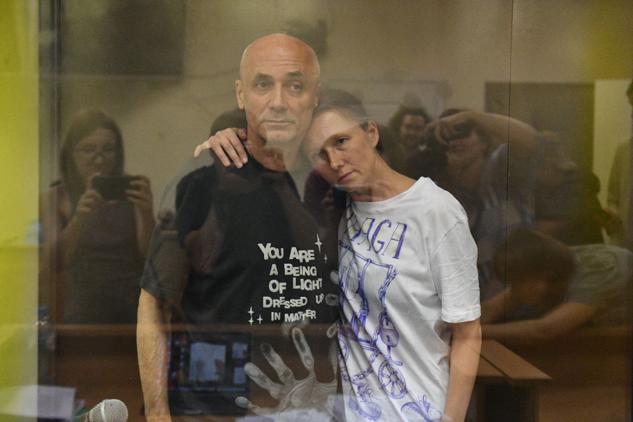 Политзаключенного из Петербурга госпитализировали с обширным инфарктом Александр Доценко находится в реанимации в критическом состоянии Об этом сообщили в телеграм канале поддержки политзаключенного и его жены Анастасии Дюдяевой которая также находится в заключении Он в хороших условиях в больнице есть все лекарства и хорошие врачи отметили в канале Детали Инфаркт произошел 12 февраля но близким Доценко об этом стало известно только вчера когда сотрудники ФСИН сообщили о госпитализации адвокату политзаключенного Сергею Подольскому Подольский прокомментировал двухдневное отсутствие новостей Не сообщить дочери или хотя бы адвокату о том что произошло в их прекрасном ГУЛАГе сотрудники фсин не могли ни по закону ни с моральной точки зрения Хотя какая уж тут к чертям мораль Сегодня ухудшений или улучшений в состоянии Доценко нет Что нужно знать В 2024 году художникам Анастасии Дюдяевой и Александру Доценко назначили три с половиной и три года лишения свободы соответственно из за листовок с фразами на украинском языке в гипермаркете Лента на Таллинском шоссе На следующий день после приговора Мемориал признал супругов политзаключенными Фото Бумага Подписывайтесь на Бумагу и предлагайте новости