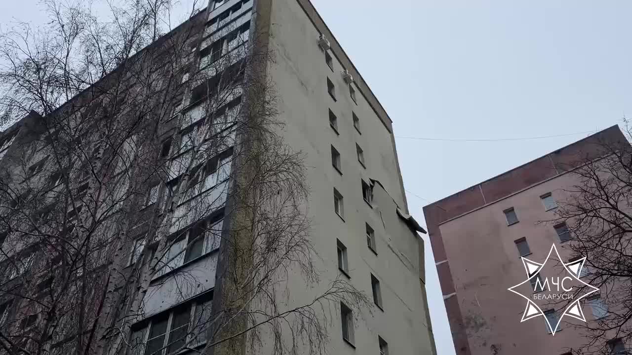 Обрушение плит перекрытий: спасатели продолжают работу на месте инцидента