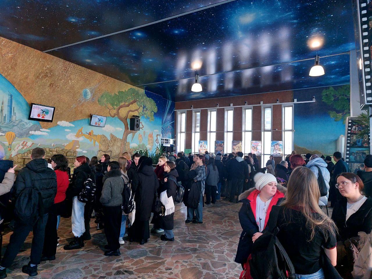 Документальный фильм Врач от Бога Святитель Лука Крымский 0 показали в кинотеатре Удокан Сегодня напротив медакадемии в Чите открыли бюст святителя Показ фильма в кинотеатре был бесплатным в кинозале почти не было свободных мест Автор фильма телеведущий заслуженный юрист России государственный деятель писатель Павел Астахов рассказал в фильме о чуде О святителе Луке Крымском я узнал лет 20 назад меня тогда поразила история Назара Стадниченко мальчика пианиста у которого отросли ампутированные фаланги пальцев Врачи были в недоумении но его мама знала это чудо которое свершилось по молитвам к святителю Луке В фильме рассказывается о жизни и деятельности архиепископа Луки Крымского Cъемочная бригада побывала в 14 городах включая Читу Астахов рассказал что даже убежденные атеисты советского периода нередко обретали веру познакомившись с жизнью и деятельностью святого Луки В жизни святителя было много трудностей его репрессировали при Советской власти в ссылке в общей сложности он провел 11 лет но в 1946 году его де факто реабилитировали он стал лауреатом Сталинской премии единственным из священнослужителей кто удостоился этой высочайшей госнаграды за выдающиеся работы в области науки за научную разработку новых хирургических методов лечения гнойных заболеваний и ранений Подписаться на Чита Ру в МАХ