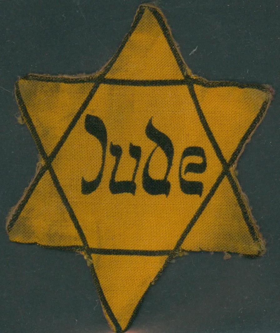 Ужасающая попытка нажиться на преступлениях В Германии после резкой критики отменили аукцион с документами жертв Холокоста В городе Нойс в Германии планировалась продажа писем узников концлагерей карточек гестапо документов о принудительной стерилизации и даже желтой звезды из Бухенвальда Аукционный дом Felzmann собирался выставить лоты под названием Система террора том II По информации BILD документы собирались продавать без редактирования с реальными именами адресами и даже сведениями о потомках После резкой реакции общественности правительство земли Северный Рейн Вестфалия остановило аукцион Первым выступил Международный комитет Освенцима назвав планы организаторов циничными и бесстыдными Это просто неприемлемо Должно быть ясно что у нас есть этические обязательства перед жертвами чтобы предотвращать подобные вещи заявил министр иностранных дел Германии Йоханн Вадефуль Он сообщил что также обсудил ситуацию с главой МИД Польши Радославом Сикорским оба назвали происходящее ужасающей попыткой нажиться на преступлениях Холокоста Представитель Международного комитета Освенцима Кристоф Хойбнер подчеркнул что для выживших и их семей такая продажа оскорбление и злоупотребление их страданиями Документы Холокоста должны принадлежать семьям жертв и экспонироваться в музеях а не уходить с молотка заявил Хойбнер Тем временем в интернете появилось множество призывов к протестам но аукционный дом Felzmann отказался комментировать ситуацию BILD Russian