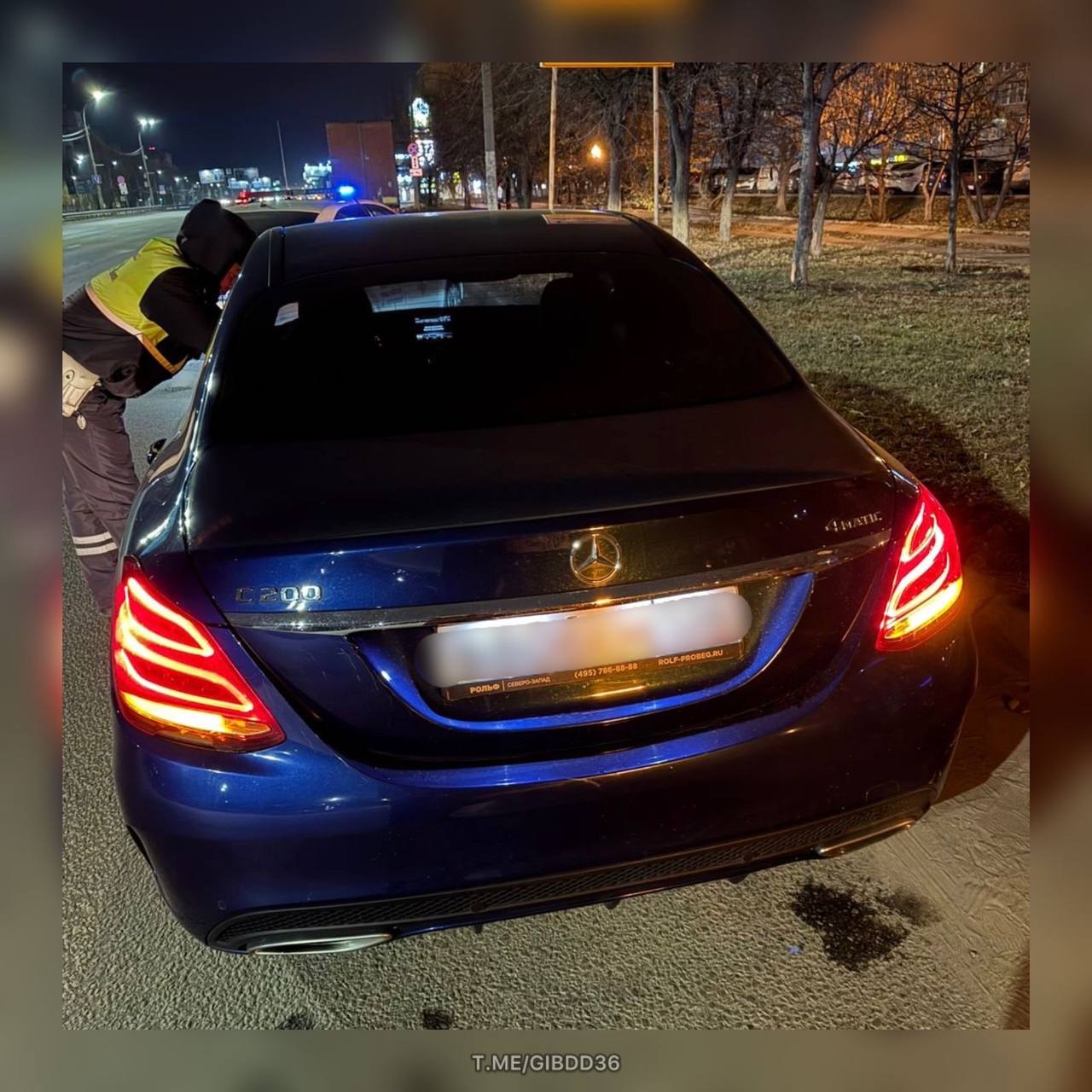 В Воронеже задержали владелицу Mercedes с 294 нарушениями правил дорожного движения  Сумма неоплаченных штрафов — 208 тыс. рублей. Маршрут 25-летней девушки, которая передвигалась на Mercedes С200, отследили с помощью специальной программы. Полицейским удалось остановить машину на Московском проспекте.