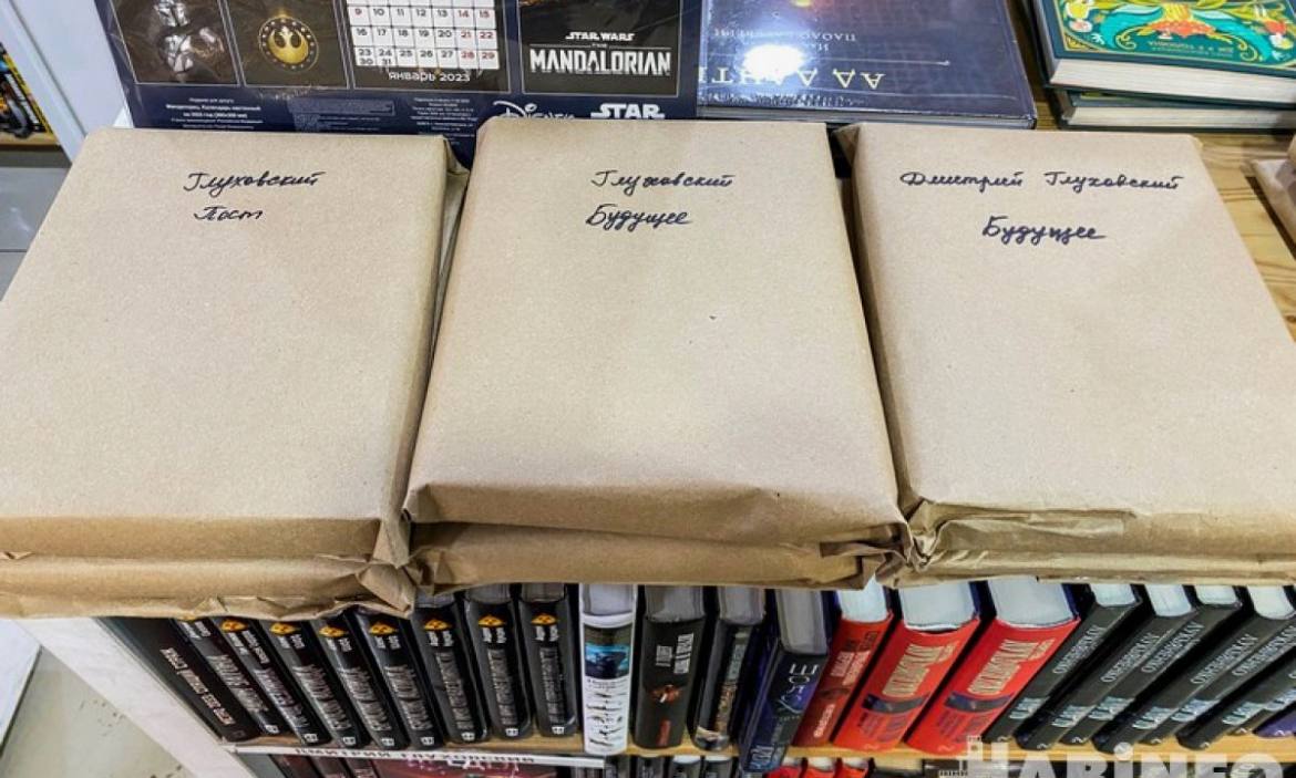 Три автора-иноагента вошли в топ-10 самых упоминаемых в сети российских писателей Исследовательский центр «Сидорин Лаб» составил рейтинг самых часто упоминаемых в интернете российских писателей. Мониторинг проводили с февраля по апрель 2025 года с помощью системы Brand Analytics. В выборку попало более 120 тысяч сообщений, общий охват которых превысил 200 миллионов просмотров. Лидером рейтинга стал Захар Прилепин — он собрал около 34 тысяч упоминаний, то есть почти треть всех сообщений. Его чаще всего упоминали в связи с политической повесткой и его комментариями по поводу СВО. Кроме Прилепина в топ-10 вошли три писателя, признанных иноагентами: Борис Акунин, Дмитрий Быков и Дмитрий Глуховский. Акунин и Быков заняли 5-е и 6-е места соответственно, в основном за счет новостей о возбужденных против них уголовных делах. Глуховский оказался на 10-й позиции — главным инфоповодом стало его участие в разработке новой части игры серии «Метро», пишут «Ведомости». Также в список попали Сергей Лукьяненко, Алексей Иванов, Виктор Пелевин, Татьяна Толстая, Евгений Водолазкин и Александр Проханов. Это Борус