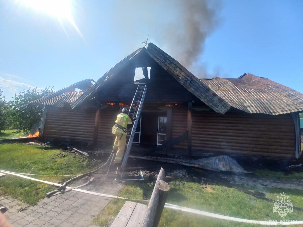 Ликвидирован пожар в хозпостройке В Красногорском районе, близ села Новозыково, произошёл пожар на территории туристической базы, горела отдельно стоящая хозпостройка - баня. Открытое горение ликвидировано на площади около 80 квадратных метров. В работе на месте происшествия участвуют 11 бойцов МЧС России на 5 автоцистернах. На момент происшествия в постройке людей не было, пострадавших нет. ‼Предварительная причина случившегося – нарушение правил пожарной безопасности при эксплуатации электроприборов произошло замыкание в водонагревателе в душевой комнате . МЧС напоминает: - не пользуйся неисправными электроприборами; - монтаж электрооборудования должны выполнять только специалисты; - перегрузка сети может привести к замыканию и пожару. Ваша безопасность - ваша ответственность!