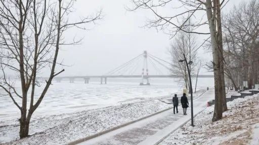 ГородЧе Прокуратура Череповца предъявила претензии к Октябрьской набережной - она малодоступна для инвалидов, чем нарушает законодательство.  Предостережение объявлено заказчику - директору МКУ «Управление капитального строительства и ремонтов». За проект отвечает УКСиР. Выяснилось, что на набережной  перепад высот бортовых камней вдоль газона и озелененной площадки, где расположен киоск с вывеской «Кофе», примыкающей к путям пешеходного движения, превышает предельно допустимые значения. Собственно, об этом и сообщали ранее инвалиды после того, как попытались там проехать на колясках.   Второе нарушение - слишком высокий порог входной двери в общественный туалет для маломобильных групп населения. И дверь закрывается слишком быстро - менее 5 секунд. А на участке пандуса перед дверью общественного... подробнее на канале: ГородЧе @