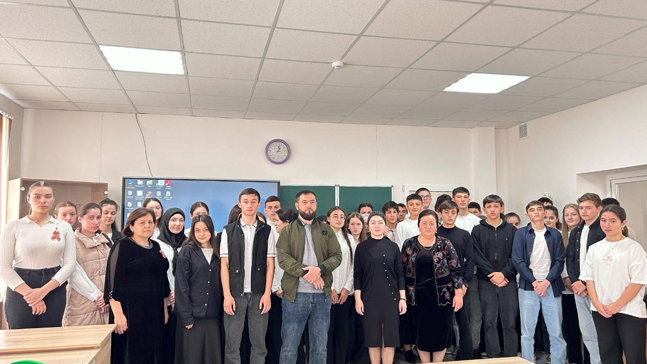Социальные координаторы филиала фонда «Защитники Отечества» по КБР в Урванском районе Аслан Халилов и Асият Маирова провели урок мужества среди учащихся 9-11 классов МКОУ СОШ №1 с. Кахун. Одним из важных направлений деятельности фонда «Защитники Отечества» является вовлечение демобилизованных бойцов в систему патриотического воспитания и наставничества. Ведь дети должны расти на реальных примерах героизма и отваги. Встреча прошла в формате живой беседы. Аслан Халилов, который является непосредственным ветераном боевых действий, участником СВО, рассказал о своей службе, о быте в условиях спецоперации, поделился ценными историями, которые безусловно вдохновили детей. Также, социальные координаторы показали фильм про уроженца с. Кахун, ветерана СВО Алана Хавпачева. Значение таких встреч трудно переоценить, благодаря им мы передаём знания молодому поколению об истории нашей Родины, воспитываем ребят на примере доблестных героев прошлого и современности.