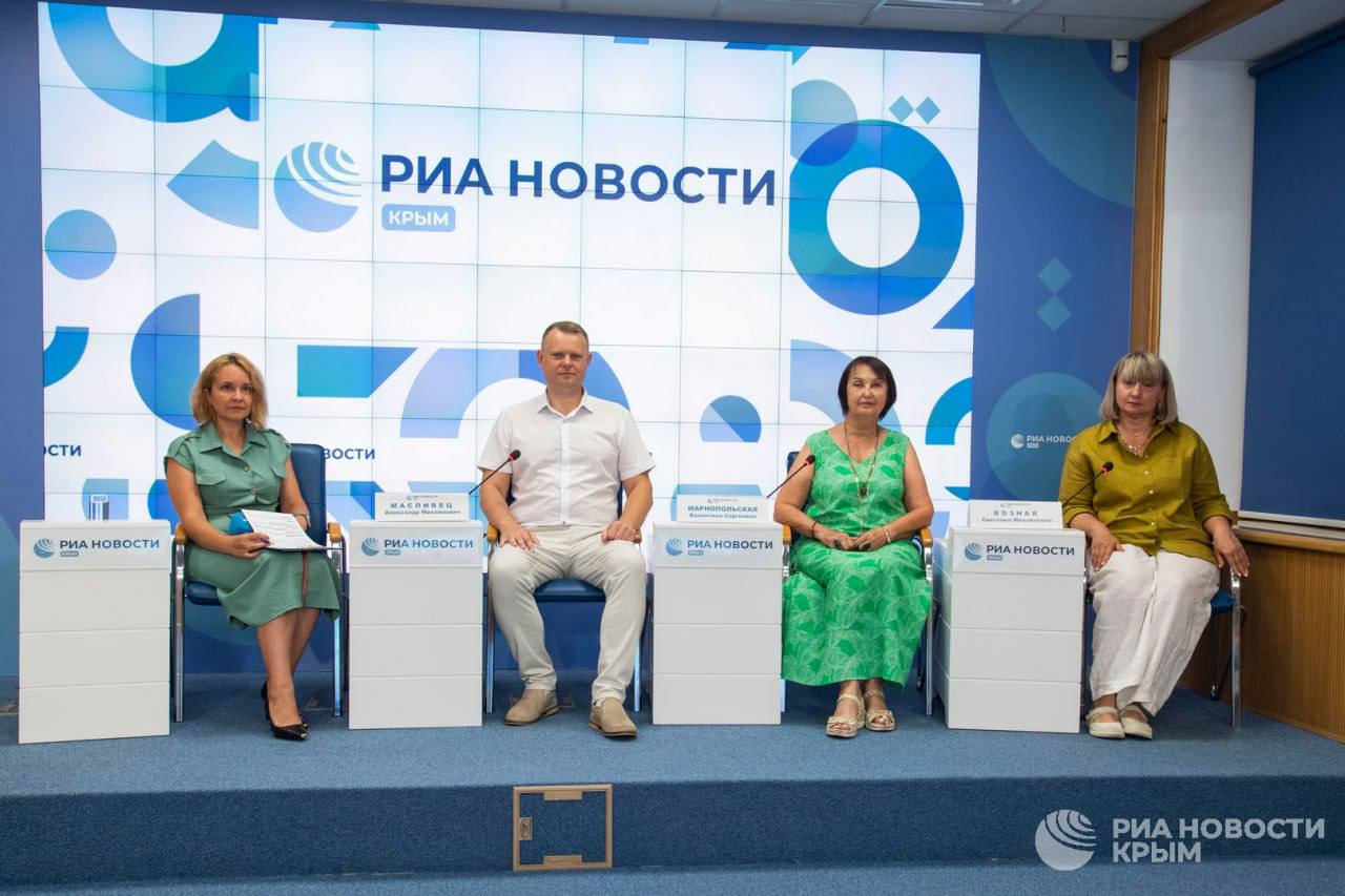 Крымские объекты отдыха "застряли" на этапе документов при прохождении обязательной процедуры самооценки. Напомним, до 1 сентября всем средствам размещения нужно получить номер записи в федеральном реестре. Но сведения на платформе Росаккредитации подала только четверть из всех действующих в Крыму объектов отдыха. Как объяснила в пресс-центре РИА Новости Крым руководитель представительства гостинично-туристической ассоциации в РК Валентина Марнопольская, все дело в несогласованности данных у ведомств. "На шаге прикрепления кадастровых документов – выписок из реестра недвижимости – полный стоп", – отметила она. По одному номеру в разных списках могут идти разные объекты недвижимости, которые не относятся к средству размещения. С такой проблемой столкнулся и руководитель гостиничного комплекса в Гурзуфе Игорь Рыбка. "Мы тоже на этом застряли. На нашем адресе "бьются" чужие дома. Уже был на двух заседаниях, решаем вопрос", – отметил он. Выход из этой ситуации один – писать в поддержку на сайте Росакредитации или в их телеграм-чат. 2 4 ⏹5 6