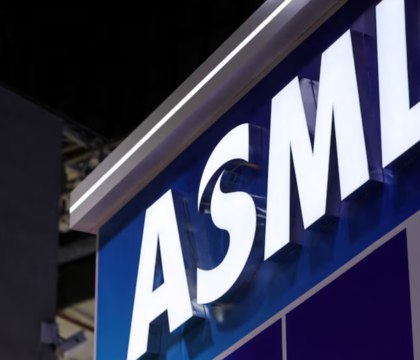 ASML отчиталась о доходах за 2025 год рекорд годовой и квартальной выручки ASML подвела финансовые итоги четвертого квартала и всего 2025 года Компания получила рекордную выручку и рассказала о причинах этого роста Согласно пресс релизу компании в 2025 году выручка достигла 32 67 млрд а чистая прибыль составила 9 6 млрд