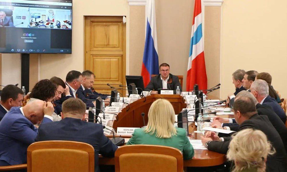 Виталий Хоценко поделился информацией о новых инвестпроектах в Омской области Компания АО «Омский речной порт» планирует построить в Омске завод по производству судов класса «река-море» и готова вложить в реализацию 1,1 млрд рублей. На новом предприятии будут выпускать баржи-площадки для перевозки строительных материалов и других грузов. По словам губернатора, новое производство позволит создать дополнительные рабочие места, а также увеличить грузооборот через Омскую область. Вторым одобренным проектом стало расширение производственного комплекса «База Агрокомлект». Компания реализует сервисное обслуживание сельхозтехники, а также обладает статусом белорусского мультибрендового центра. Размер инвестиции составит 250 млн рублей. «Обе компании давно работают и хорошо себя зарекомендовали, а также обязуются реализовать свои инвестиционные проекты в указанные сроки», — отметил Виталий Хоценко.