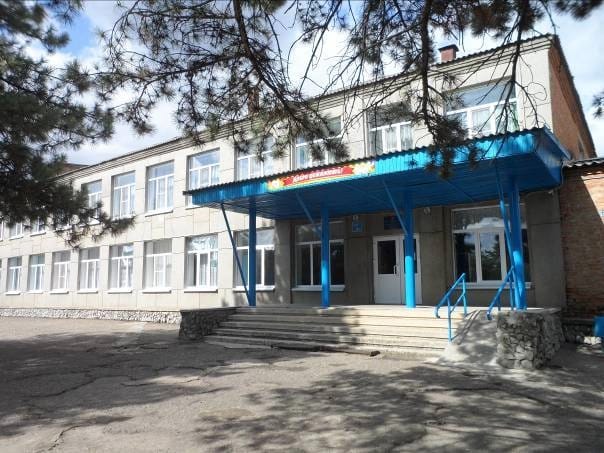 В Красногвардейском округе к новому учебному году отремонтируют школу В поселке Медвеженском Красногвардейского округа стартовал капитальный ремонт школы № 6. Здесь обновят кабинеты, пищеблок, рекреационные зоны и подсобные помещения, заменят инженерные системы. Кроме того, на объекте предусмотрены мероприятия по обеспечению пожарной безопасности и внедрению доступной среды для маломобильных граждан. Работы проводятся в рамках регионального проекта модернизации школьных систем образования. - В целом ремонт идет по графику, осуществляется надзор качества. Учебный процесс временно организован в других помещениях. Уже в новом учебном году дети получат возможность заниматься в комфортных условиях. В 2023 году в рамках программы в округе модернизировали школу в поселке Коммунар. Продолжаем эту работу, - отметил глава Красногвардейского округа Константин Ишков. В этом году в Ставропольском крае планируется провести капитальный ремонт 33 образовательных учреждений.