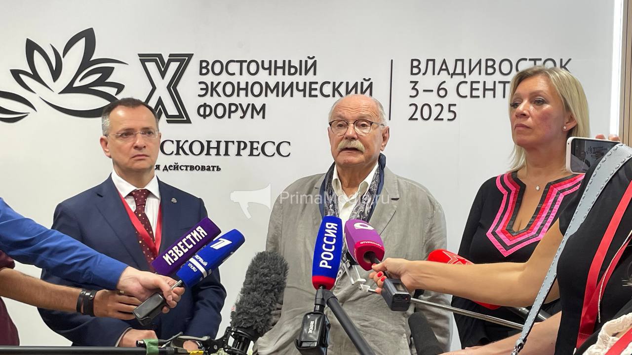 Михалков на ВЭФ Наше кино живо и собирает миллиарды вопреки Голливуду Во Владивостоке на Восточном экономическом форуме Никита Михалков выступил на деловом завтраке посвящённом роли кино в формировании ценностей Вместе с ним за одним столом оказались Мария Захарова и Владимир Мединский Режиссёр развеял миф о закате отечественного кино после ухода Голливуда Это неправда Наши картины продолжают собирать миллиард точно Мы делаем своё дело и зритель к нам идёт Источник primamedia    Реклама