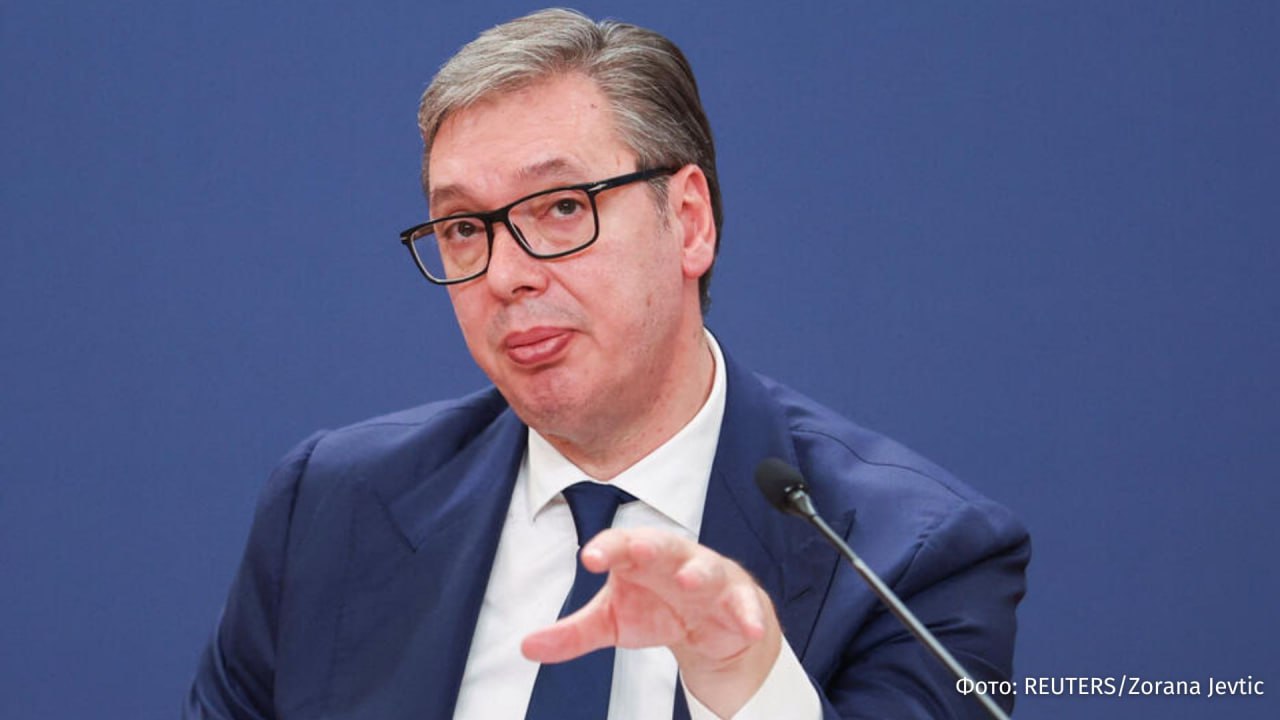 Власти Сербии допустили возможность присоединения к антироссийским санкциям Об этом заявил президент республики Александр Вучич на пресс конференции по итогам переговоров с главой постоянной делегации ЕС в Сербии Андреасом фон Бекератом Совет национальной безопасности Республики Сербия спустя несколько дней после начала конфликта на Украине принял свое решение и тогда я сказал что это может продлиться месяц два или три сказал он По словам Вучича это решение выдержало проверку временем четыре года и теперь руководство Сербии включая правительство и Совет нацбезопасности вправе пересмотреть прежнюю позицию Однако он подчеркнул что надеется на скорое завершение конфликта Как я уже сказал ничего не могу вам гарантировать но я слишком стар чтобы так просто менять свое мнение отметил Вучич 2 ноября Вучич заявил что Сербия готова продавать боеприпасы странам ЕС включая случаи возможного попадания вооружений на территорию Украины Пресс секретарь президента РФ Дмитрий Песков 4 ноября ответил на заявление президента республики что Москве меньше всего хотелось бы видеть использование сербских боеприпасов против российских солдат В тот же день Вучич уточнил что Белград прилагает усилия чтобы произведенные в Сербии боеприпасы не попадали на Украину однако иногда это происходит так как они должны продавать кому то оружие чтобы заработать Однако по его словам Сербия старается чтобы ничего не попадало в зону конфликта на Украине IZ RU в Telegram в MAX