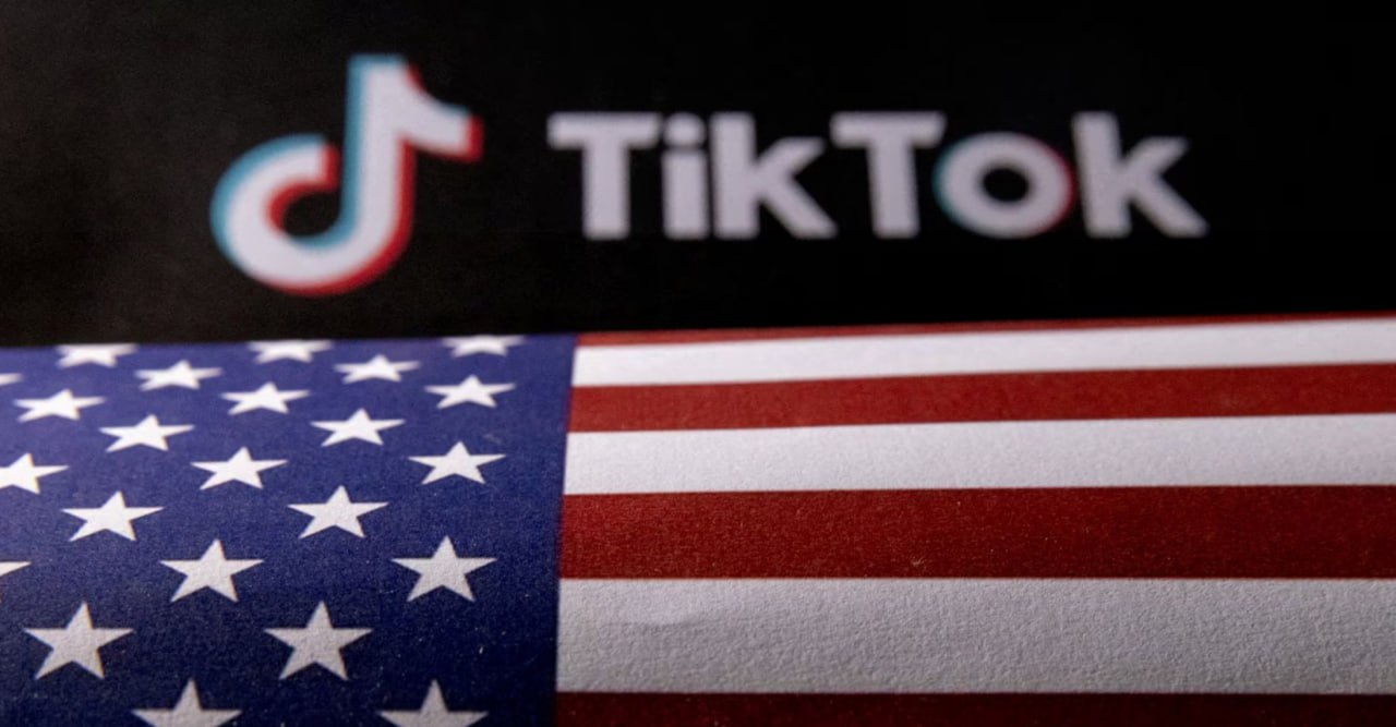 Кому достанется TikTok?  Президент США Дональд Трамп сообщил в воскресенье, что его администрация обсуждает продажу TikTok с четырьмя различными группами, отметив, что все предложенные варианты являются перспективными.    Подробнее: Будущее TikTok остается неопределенным после вступления в силу 19 января закона, обязывающего китайскую компанию ByteDance продать платформу из-за угроз национальной безопасности под риском запрета. После вступления в должность 20 января Трамп подписал указ, откладывающий исполнение этого закона на 75 дней.  Отвечая на вопрос журналистов на борту президентского самолета о возможной сделке, Трамп допустил такую вероятность. «Возможно», — сказал он, добавив, что переговоры ведутся с четырьмя заинтересованными группами.  TikTok и ByteDance отказались комментировать ситуацию.  Неопределенность вокруг сделки привлекла внимание ряда потенциальных покупателей, включая бывшего владельца бейсбольного клуба Los Angeles Dodgers Фрэнка Маккорта. Аналитики оценивают стоимость TikTok в 50 млрд долларов.  ByteDance, будучи зарегистрированной в Китае, по местным законам обязана предоставлять данные пользователей государственным органам. Вашингтон рассматривает это как угрозу национальной безопасности, требуя структурных изменений в управлении TikTok.    Будьте в курсе последних новостей с «TRT на русском»