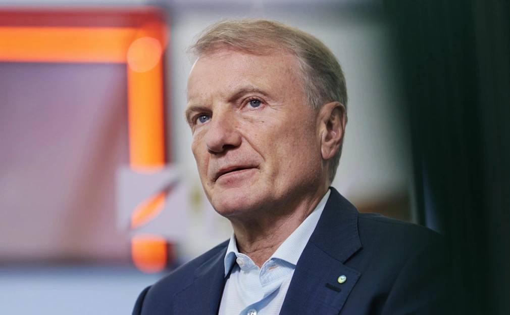 Герман Греф назвал скидочную политику маркетплейсов торговым рабством Глава Сбербанка выступил против скидок в одни ворота Проблема заключается в том что нерыночными методами маркетплейсы пользуясь своей рыночной силой делают это в одни ворота сказал Греф журналистам на форуме Сбербанка Domclick Digital Forum Финансист уверен что торгового рабства на цифровых площадках быть не должно Хочешь купить хочешь получить скидку значит ты обязан открыть в каком то банке карту и никого больше к этому не подпускают Это очевидно абсолютно неравные условия конкуренции нерыночные условия Это должно быть отменено указал глава Сбербанка Подписаться на Говорит Москва Telegram VK MAX