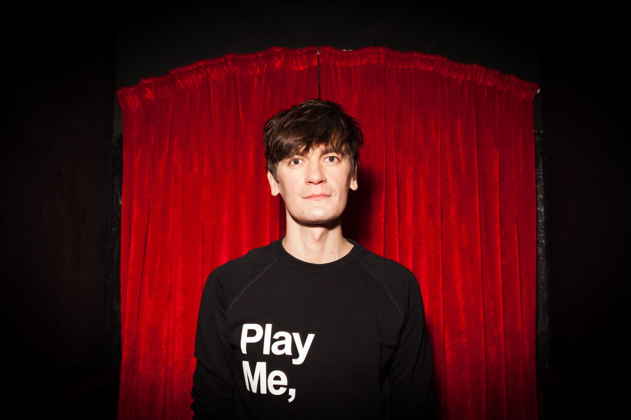 Красногорский суд оштрафовал комика Александра Гудкова на 11 тысяч рублей за песню Я узкий Суд посчитал что аранжировка песни Шамана Я русский в варианте Гудкова направлена на унижение достоинства группы лиц по признакам происхождения