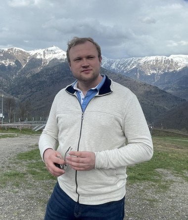 Российскому военному дали 18 лет за письмо греко-католическому священнику Центральный окружной военный суд в ходе закрытого процесса признал майора Евгения Алакаева из Екатеринбурга виновным в госизмене и незаконном получении сведений, составляющих гостайну. Ему назначили 5 лет лишения свободы в тюрьме и 13 в колонии строгого режима. Алакаева судили за то, что он в сентябре 2023 года сфотографировал и переслал своей матери и знакомому священнику документ с информацией о потерях российских миротворцев в Нагорном Карабахе. Следствие утверждает, что документ имел гриф "секретно", а получатель - проживающий в Италии священник Украинской греко-католической церкви Константин Миронов якобы сотрудничал с СБУ. Следствие утверждало, что Алакаев как этнический украинец и католик разделял критическую позицию в отношении действий российских властей. Алакаев отрицает вину, утверждая, что документ не содержал секретных сведений, а его преследование носит политический характер. #греко_католики