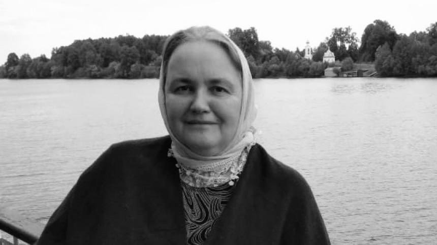 Актрису Елену Земляникину насмерть сбил мотоцикл в Москве. Об этом сообщила Екатерина Стриженова. "Наша жизнь остановилась, мы не можем понять, осознать такую потерю очень близкого и родного человека. У Лены любви хватало на всех. У нее получилось прожить жизнь без осуждений, уныния и зависти", — написала актриса в Telegram-канале. Елена Земляникина приходилась старшей сестрой актеру Александру Стриженову по матери. У актрисы остались муж и трое детей. Ей было 66 лет. Земляникина снялась в таких известных кинокартинах, как "Москва слезам не верит", "Хозяйка детского дома", "Время собирать камни", и "Невероятное пари, или Истинное происшествие, благополучно завершившееся сто лет назад". : ВКонтакте/Елена Земляникина Отправить новость