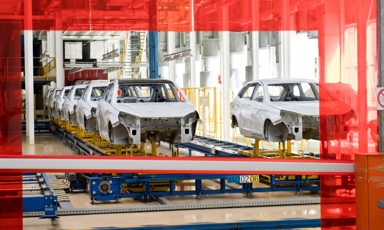АвтоВАЗ повышает автоматизацию  Завод ушел на плановые каникулы, которые продлятся с 1 по 12 мая 2025 года.   В этот период будут модернизировать некоторое оборудование. В частности, в сварочном производстве Гранты автоматизируют загрузку боковин на сварочные линии. Это повысит уровень роботизации цеха, который уже является одним из самых высоких на предприятии  85% .   На участках сборки Искры будут модернизировать автоматическую линии заправки автомобиля технологическими жидкостями и моторизацию рельсовой системы манипулятора для монтажа панели приборов.   В цехе окраски Весты ведут подготовку к окраске новыми эмалями.  В производстве двигателей начинается подготовка к оснащению моторами 1.8 семейства Нивы.   Запланированы работы, связанные с подготовкой производства кроссовера на базе Весты, запуск которого назначен на 2026 год.