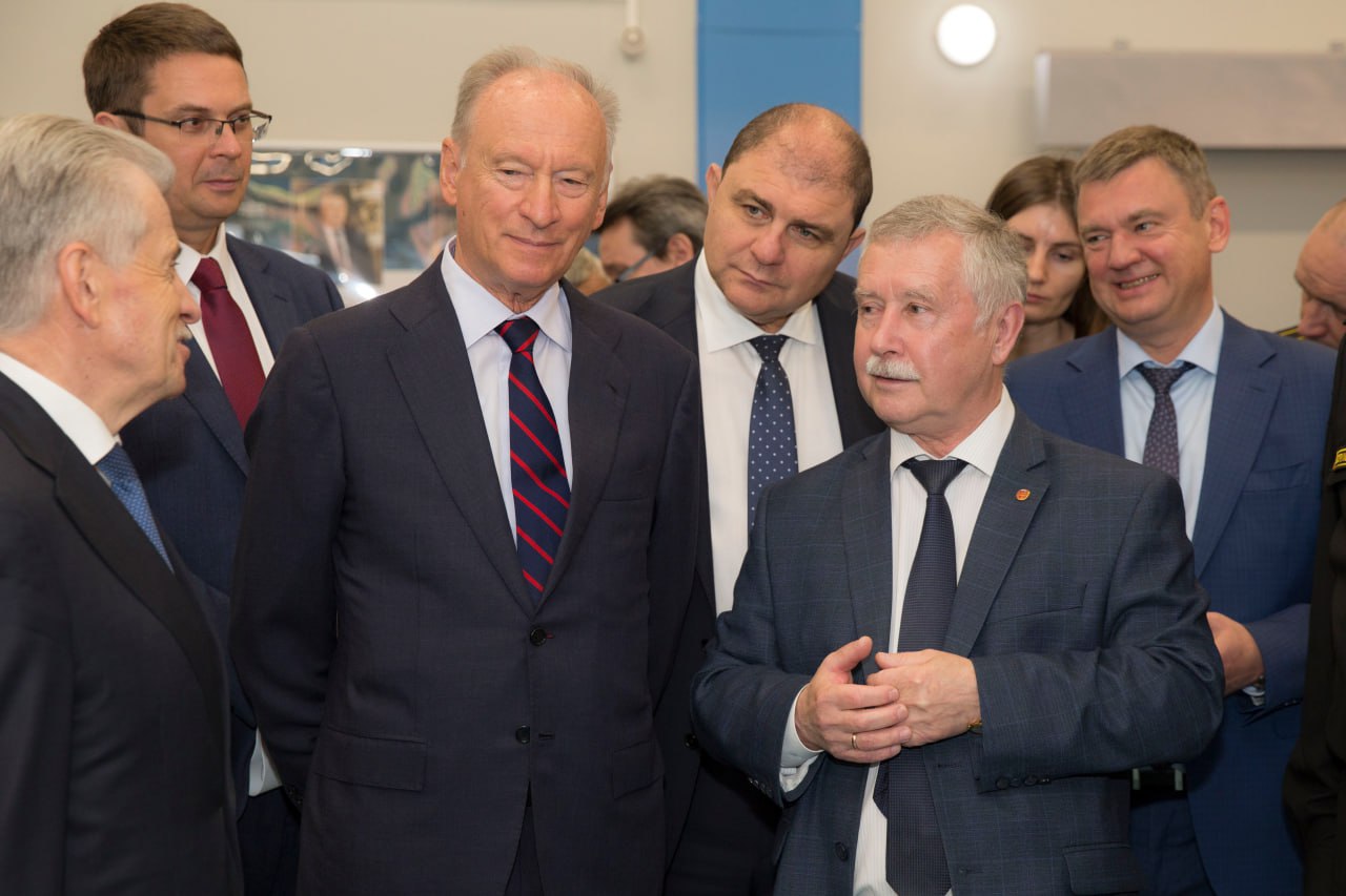 Николай Патрушев посетил центр морской робототехники конструкторского бюро ОСК «Рубин»  Генеральный директор ЦКБ «Рубин» Игорь Вильнит представил главе Морской коллегии РФ перспективы развития новой площадки, которая рассчитана на одновременную сборку нескольких подводных аппаратов.  С 2022 года именно здесь создаются подводные роботизированные комплексы в полностью цифровой среде с использованием 3D-моделей и внедрением элементов искусственного интеллекта.   Подробнее — на сайте ОСК  ОСК